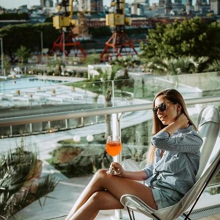 فندق Sls Buenos Aires Puerto Madero المظهر الخارجي الصورة A woman drinking an Aperol Spritz