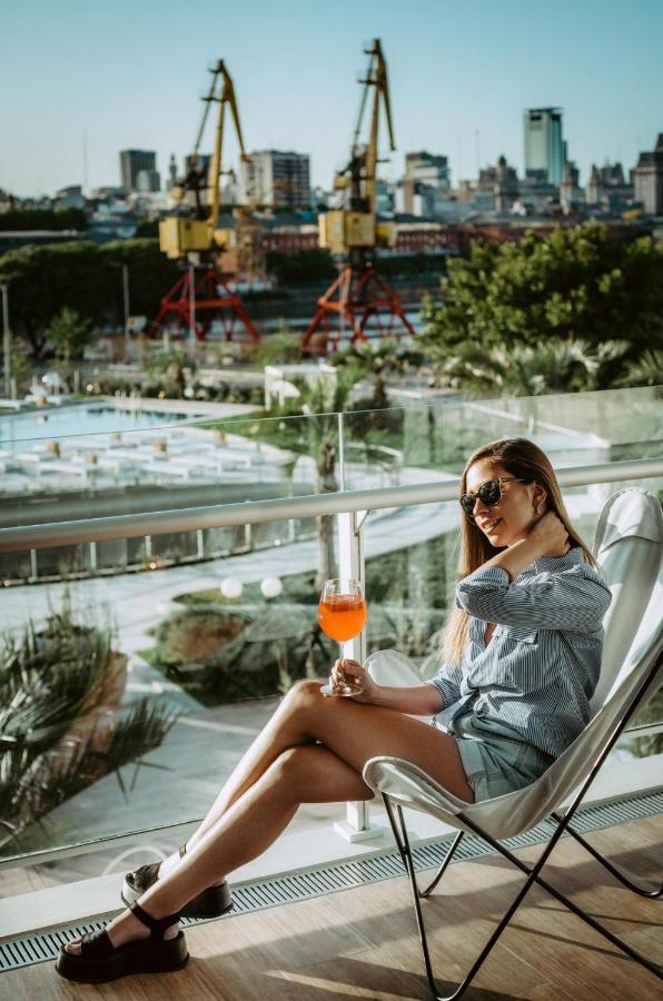 فندق Sls Buenos Aires Puerto Madero المظهر الخارجي الصورة A woman drinking an Aperol Spritz