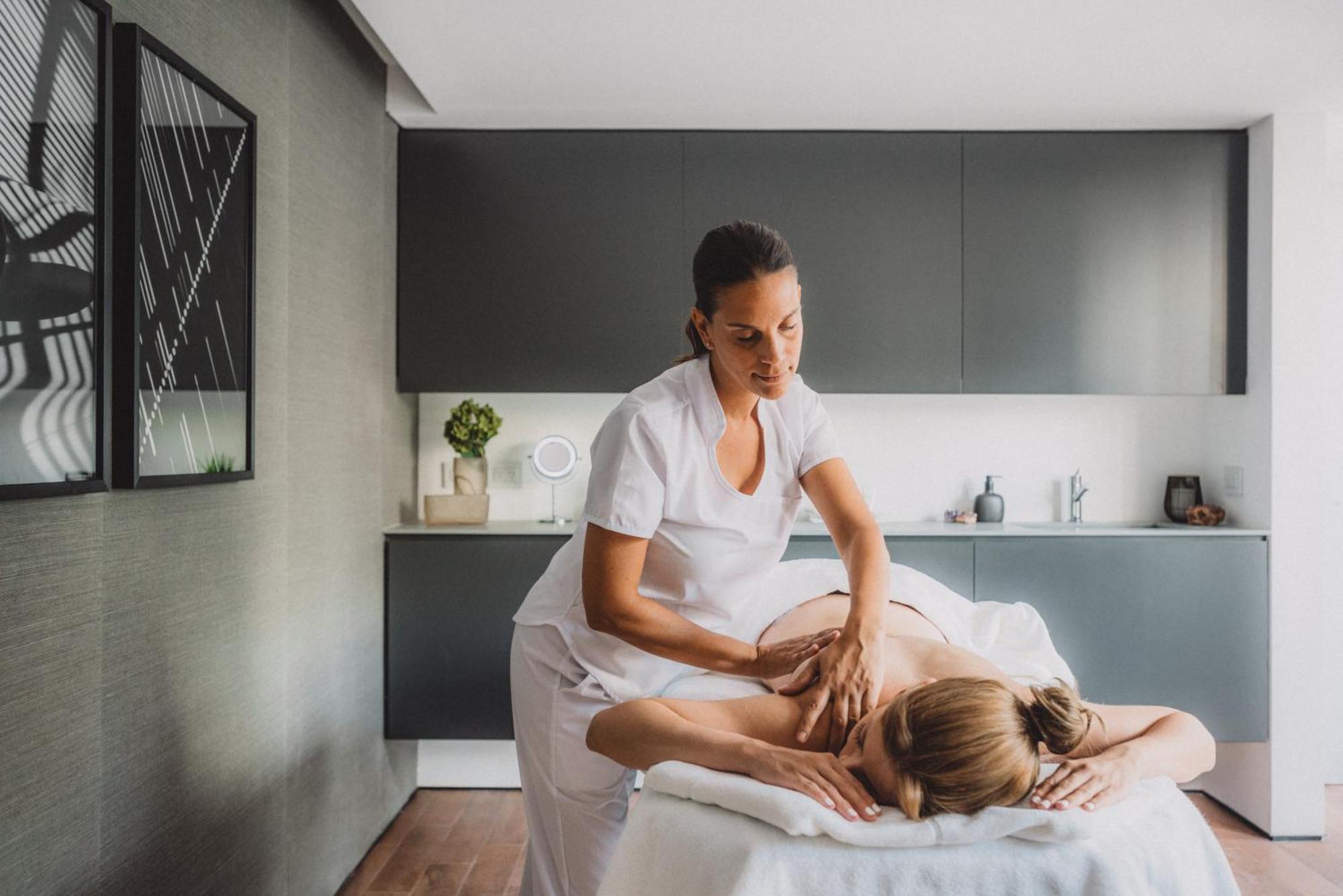 فندق Sls Buenos Aires Puerto Madero المظهر الخارجي الصورة A massage therapist treating a patient