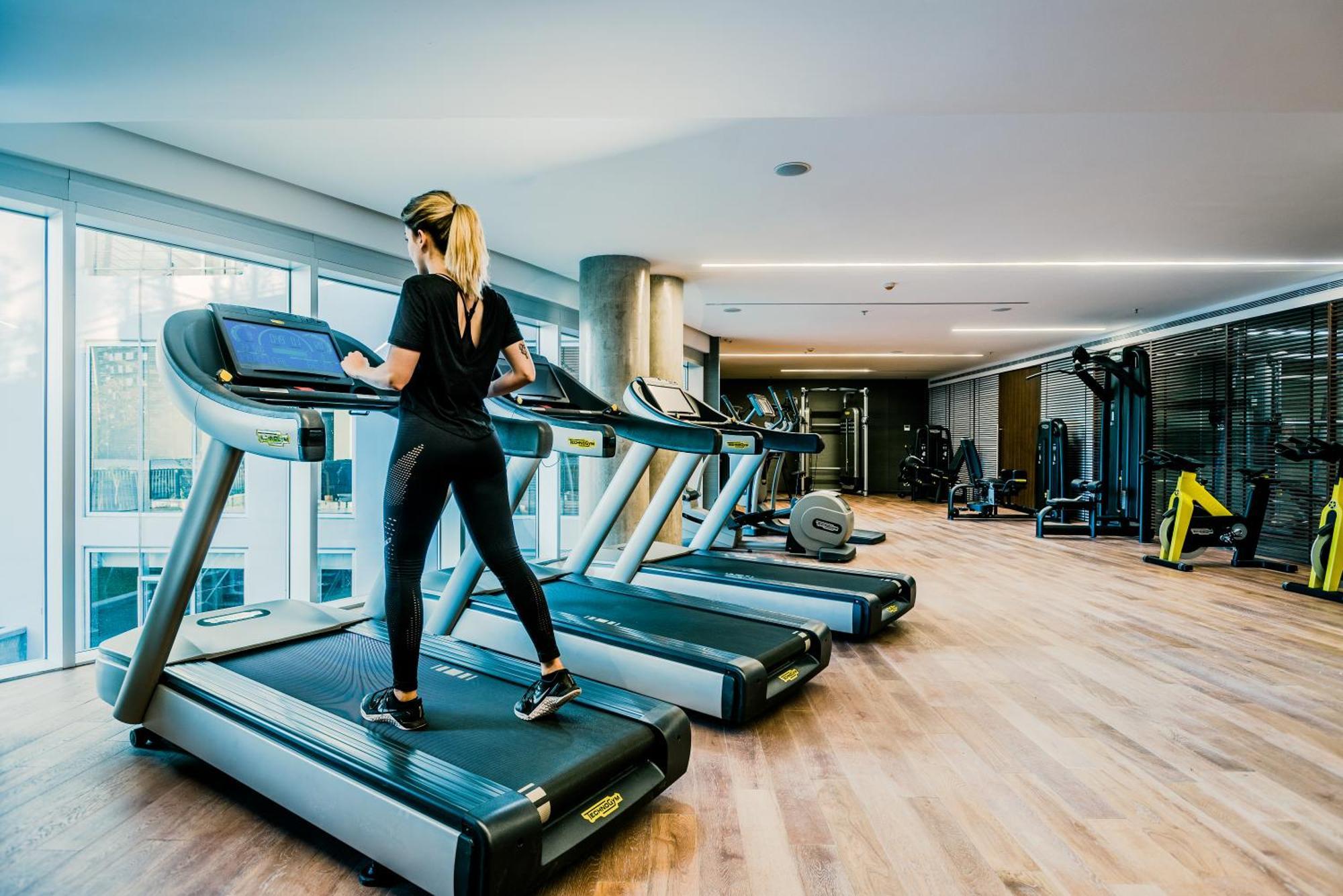 فندق Sls Buenos Aires Puerto Madero المظهر الخارجي الصورة A woman on a treadmill