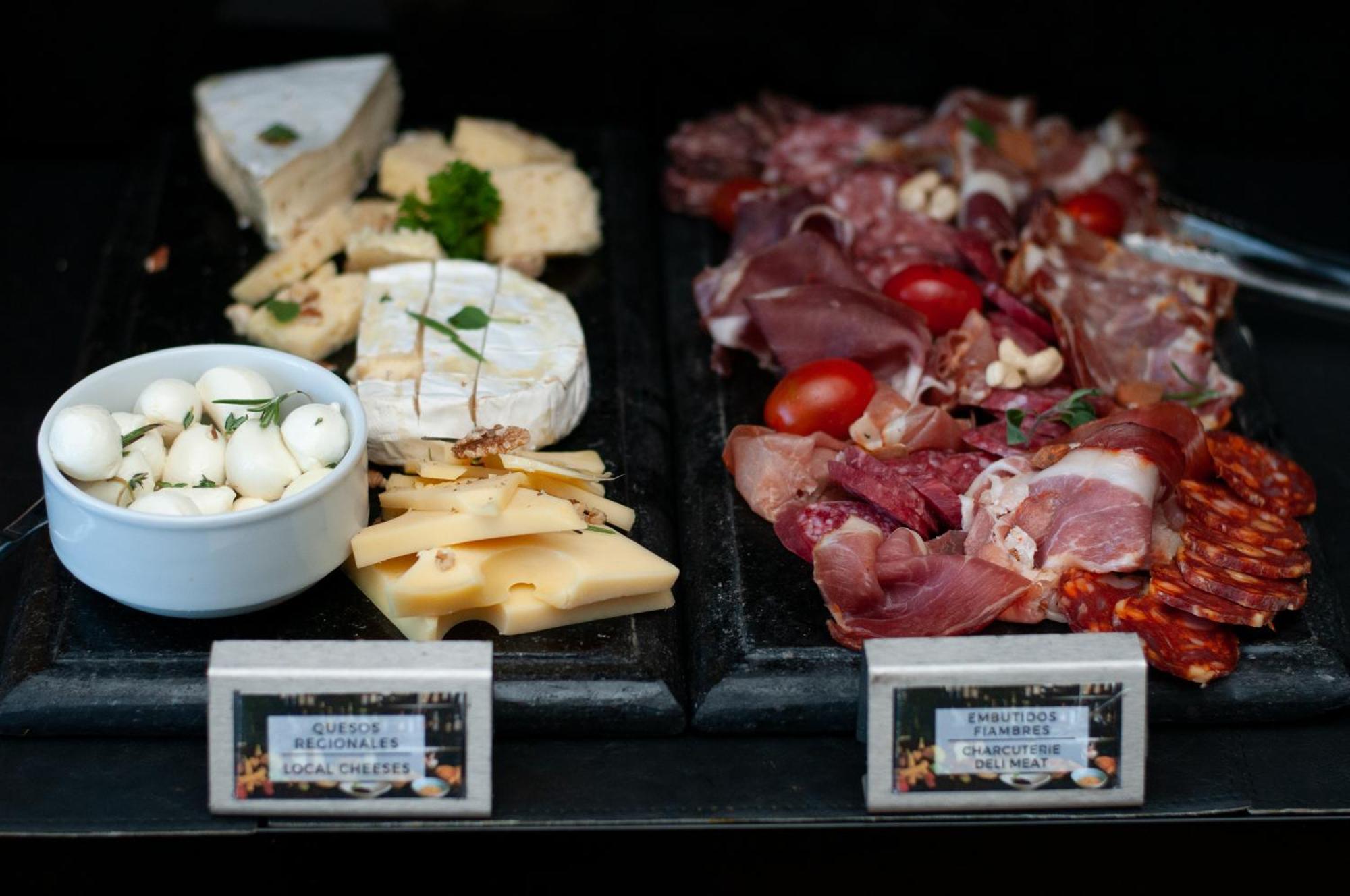 فندق Sls Buenos Aires Puerto Madero المظهر الخارجي الصورة Cheese and cold cuts