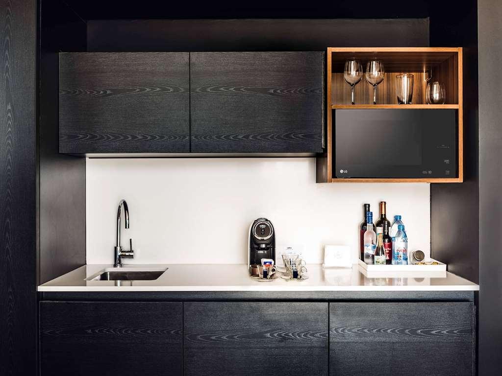 فندق Sls Buenos Aires Puerto Madero الغرفة الصورة A wet bar in a hotel room