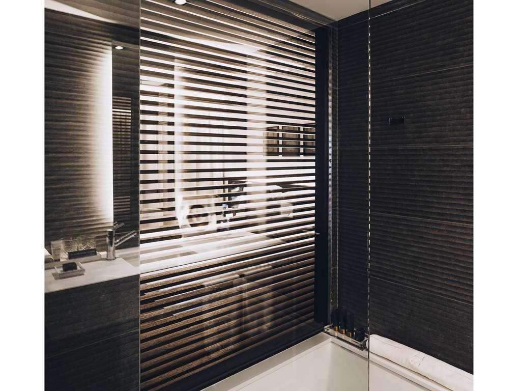 فندق Sls Buenos Aires Puerto Madero الغرفة الصورة A shower enclosure