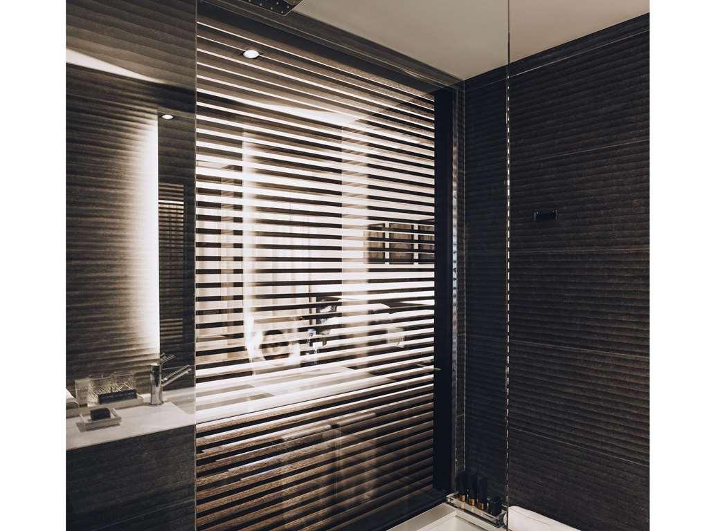 فندق Sls Buenos Aires Puerto Madero الغرفة الصورة A shower enclosure with a fixed glass panel